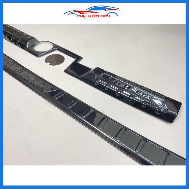 Ốp chống trầy cốp Veloz 2022-2023 vân titan bảo vệ cốp sau xe chống va đập