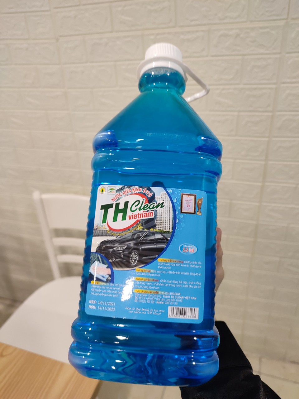Nước rửa kinh ô tô, xe máy TH CLEAN can 2.5 lít