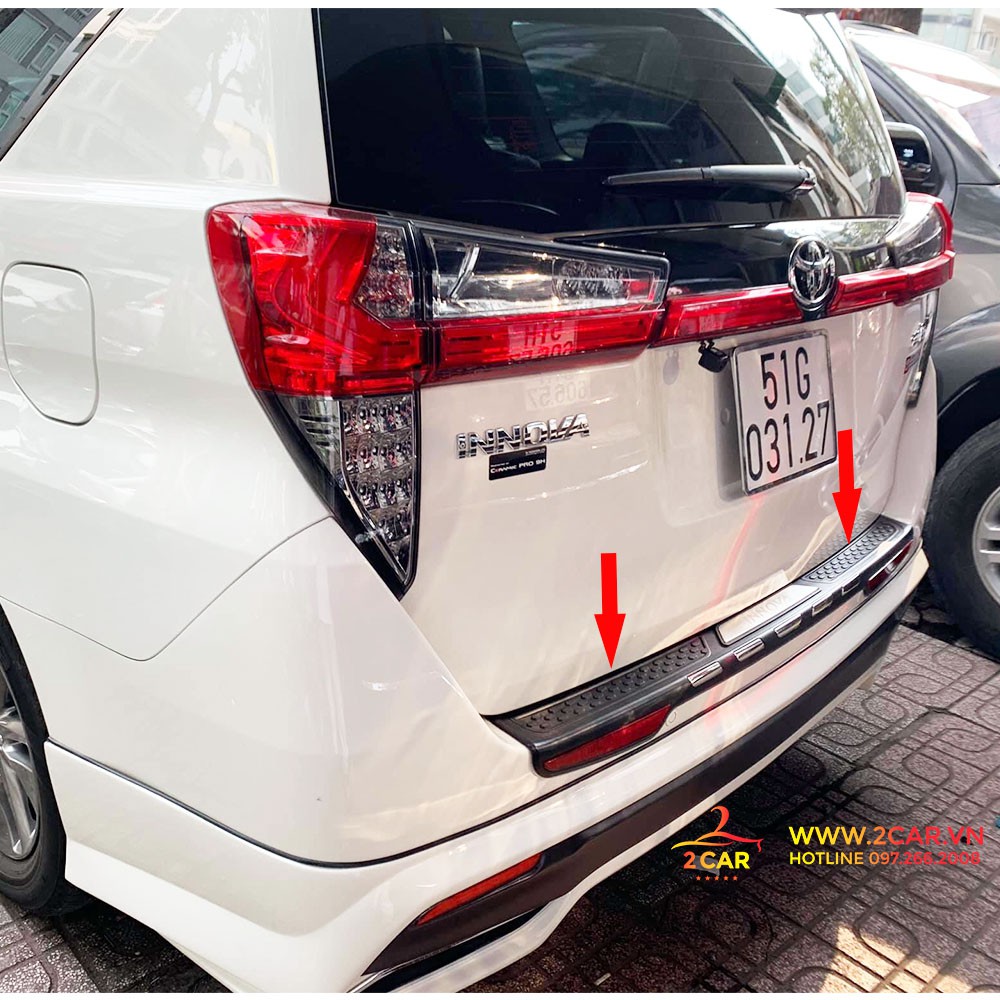 Ốp chống trầy cốp ngoài xe Toyota Innova 2017 - 2023, nhựa 3D cao cấp có phản quang