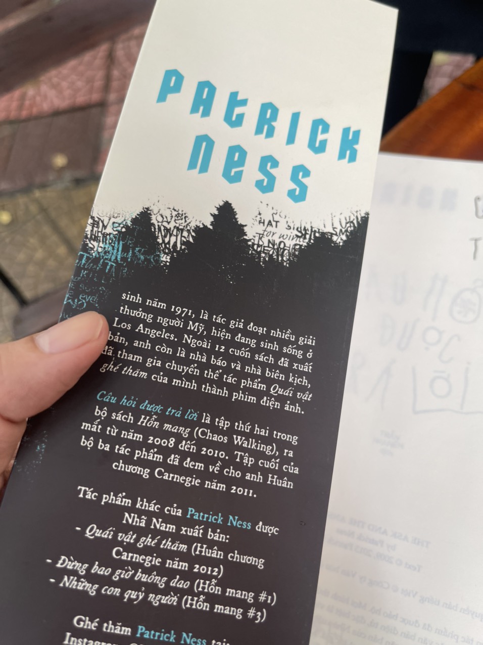 Sách - CÂU HỎI ĐƯỢC TRẢ LỜI – Patrick Ness – Trần Nguyên dịch – Nhã Nam – NXB Hội Nhà Văn (bìa mềm)