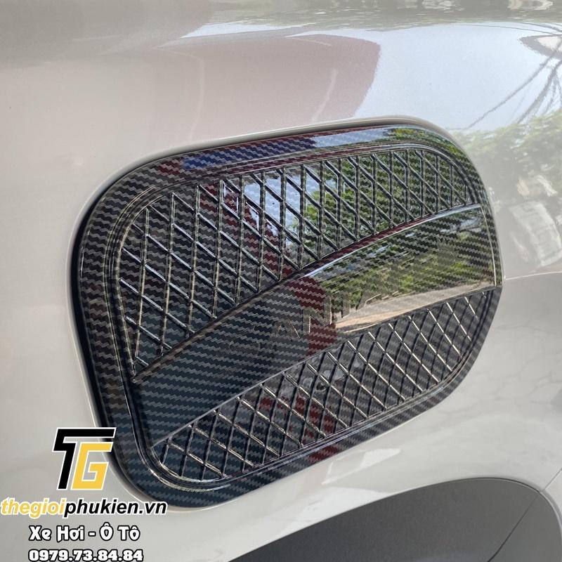 Ốp nắp đậy bình xăng dành cho Hyundai Santafe 2019-2021 vân Carbon