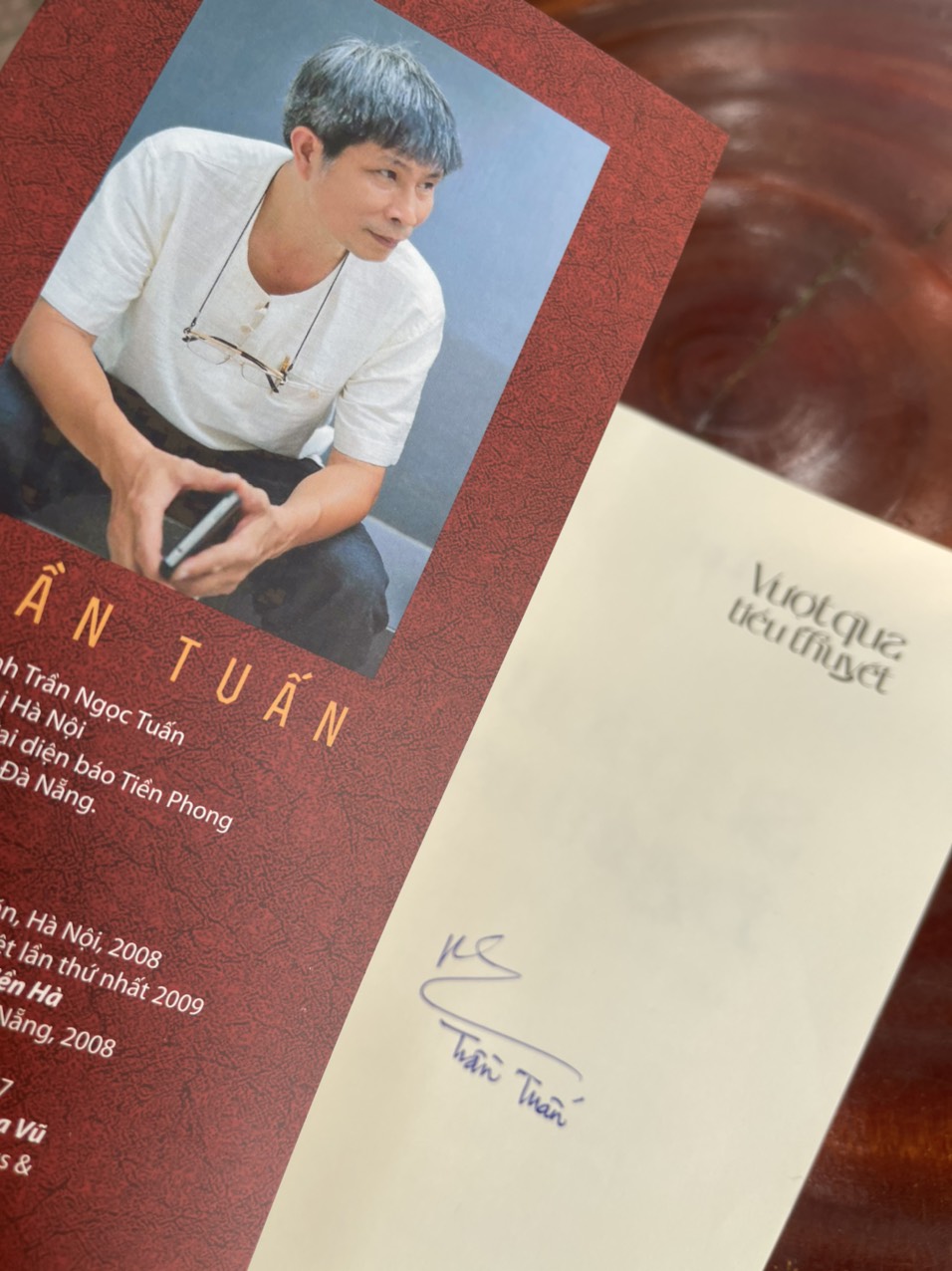 VƯỢT QUA TIỂU THUYẾT – Trần Tuấn – Liên Việt Books (bìa mềm)