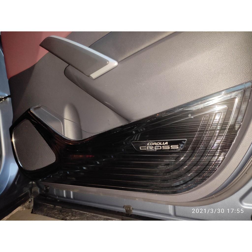 Ốp Tapli Cửa Xe Toyota Cross 2020 2021 tặng kèm tăng dính