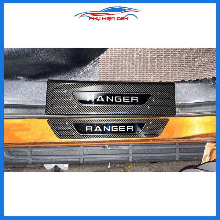 Bộ nẹp bước chân trong ngoài vân Cacbon xe Ranger 2016-2017-2018-2019-2020 chống trầy làm đẹp ô tô