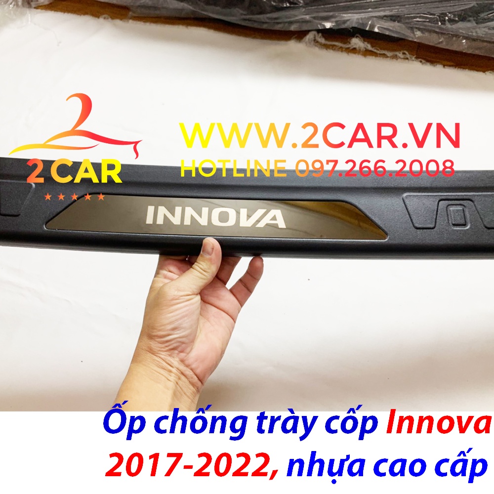 Ốp chống trầy cốp ngoài xe Toyota Innova 2017 - 2023, nhựa 3D cao cấp có phản quang
