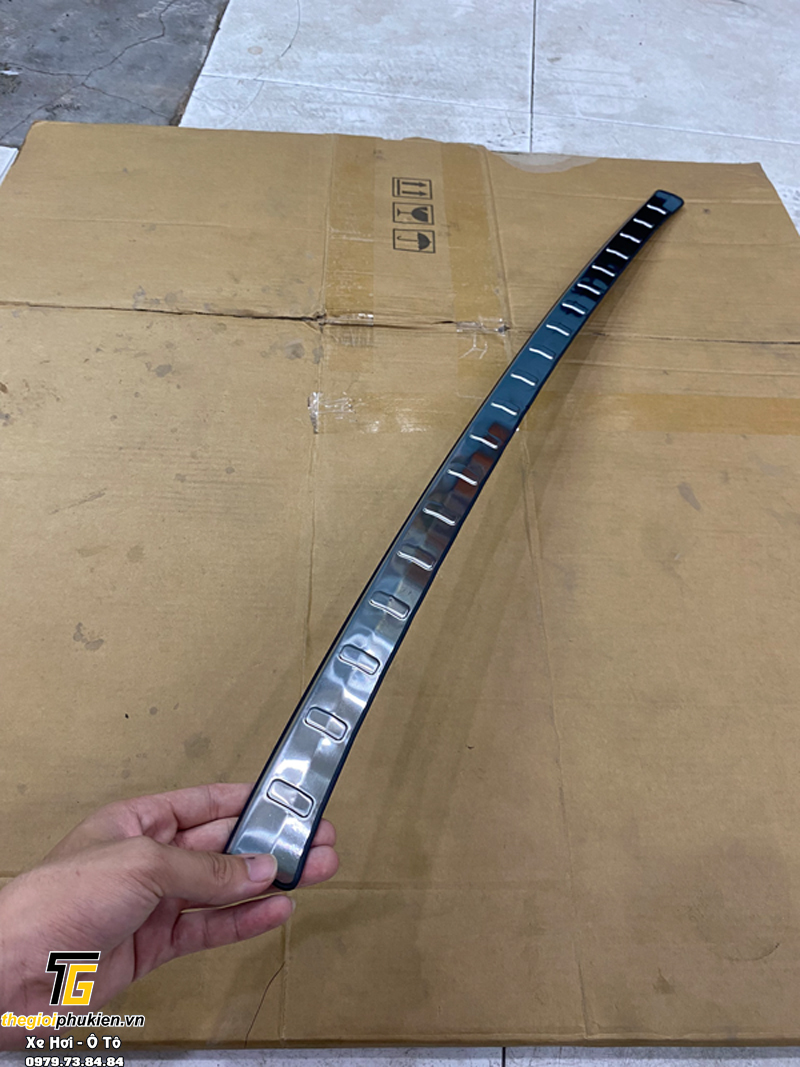 Ốp chống trầy cốp INOX Toyota Raize 2021