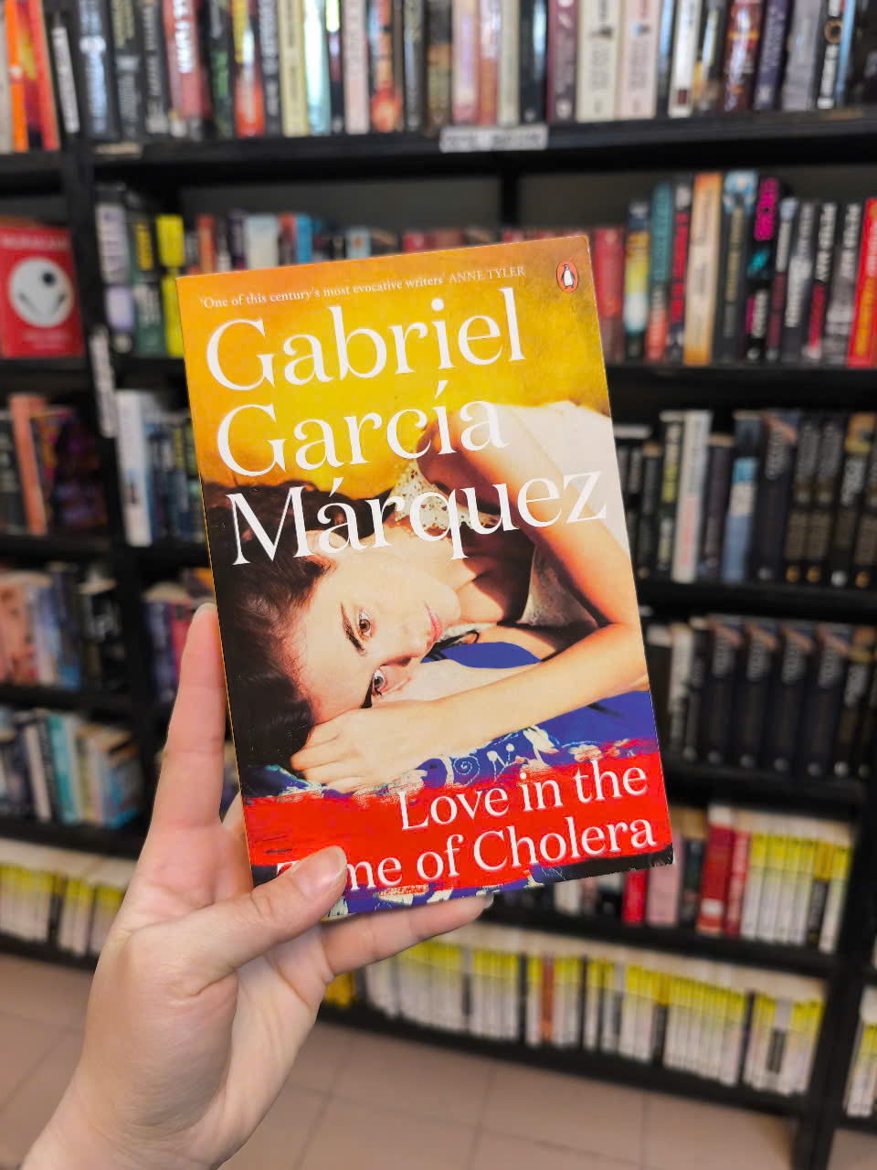 Sách - Love in the Time of Cholera by Gabriel García Márquez - Sách bìa mềm, Tiếng anh