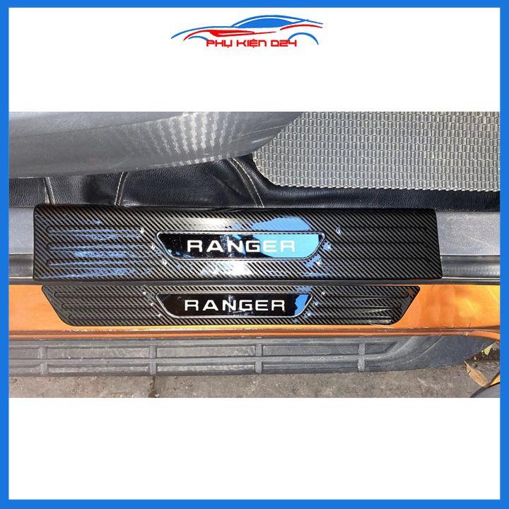Bộ nẹp bước chân trong ngoài vân Cacbon xe Ranger 2016-2017-2018-2019-2020 chống trầy làm đẹp ô tô
