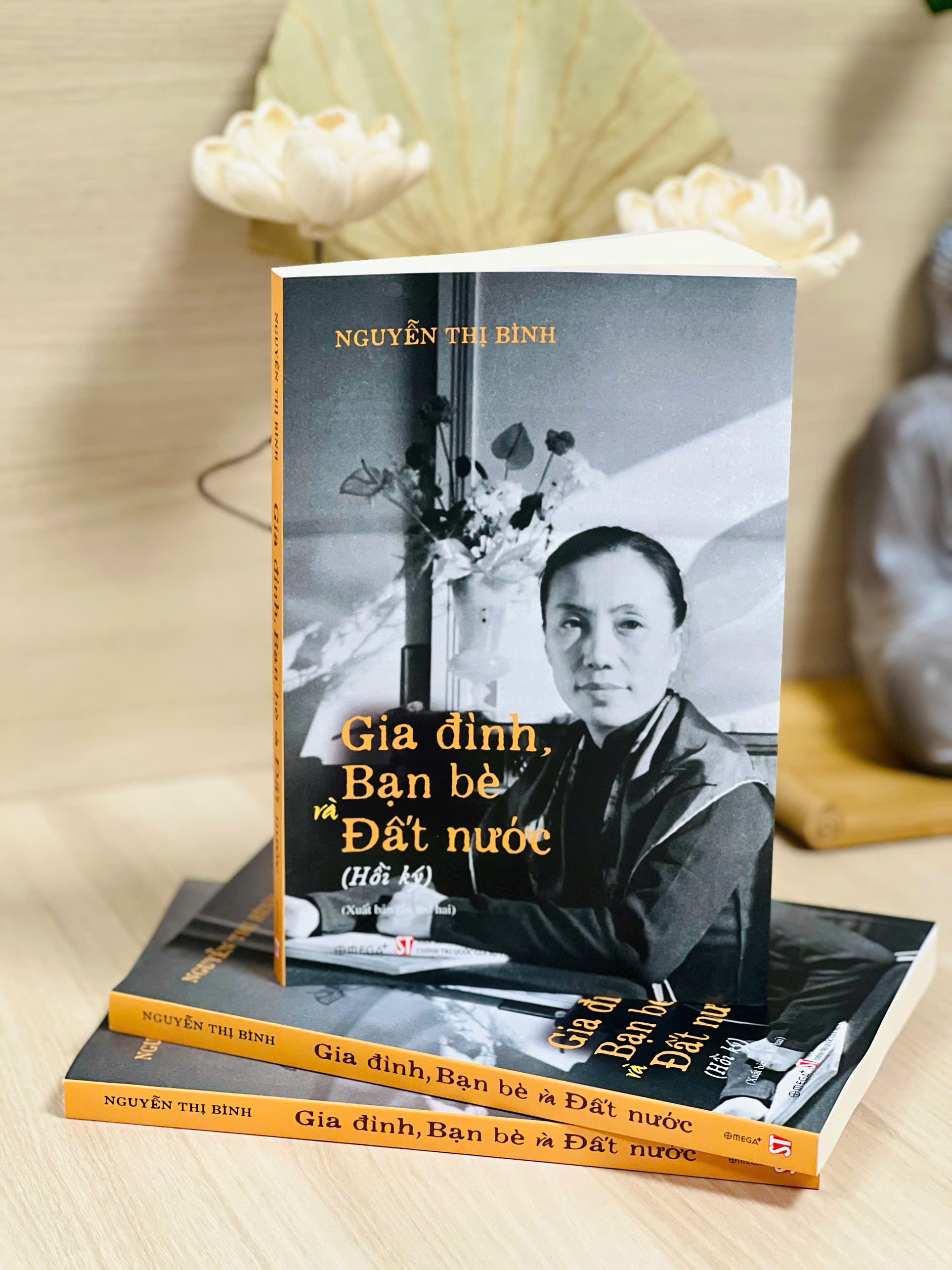 Combo Hồi Ký Nguyễn Thị Bình - Gia đình, Bạn Bè Và Đất Nước (Bìa Mềm) + Ông Tướng Tình Báo Bí Ẩn Và Những Điệp Vụ Siêu Hạng (First News)
