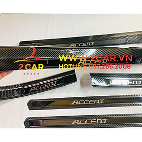 Ốp bậc cửa, nẹp bước chân trong, ngoài Carbon xe Huyndai Accent 2018- 2019- 2021- 2022 vân cacbon cao cấp