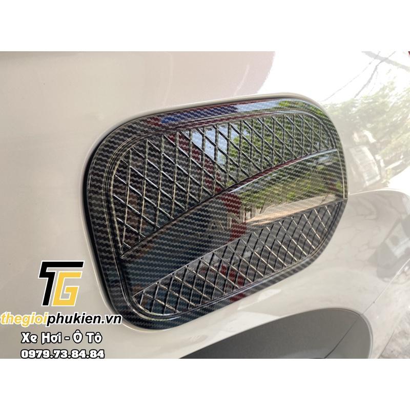 Ốp nắp đậy bình xăng dành cho Hyundai Santafe 2019-2021 vân Carbon