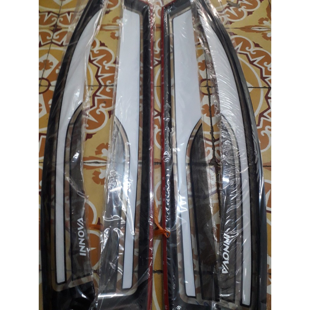 Vè che mưa sơn gồ 2 màu xe Toyota Innova 2006 - 2015 nhựa cao cấp