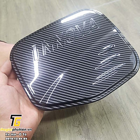 Ốp nắp bình xăng Toyota Innova 2017-2022 vân carbon, cacbon