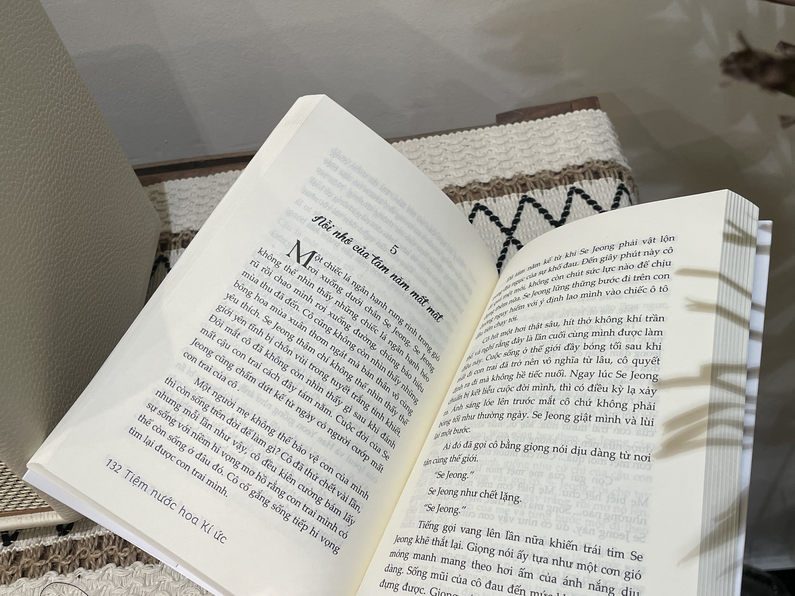 Sách - Tiệm Nước Hoa Ký Ức - Jin Seolla - Nhà xuất bản Phụ nữ Việt Nam & Lightbooks