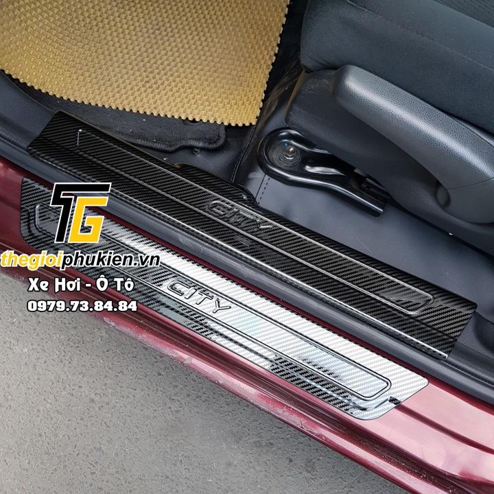 BỘ SẢN PHẨM Nẹp bước chân và ốp chống trầy cốp Honda City 2021 - Mẫu vân Carbon