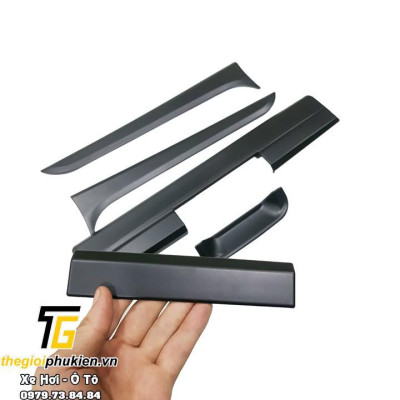 Ốp trang trí tay mở cốp sau Mitsubishi Triton 2019 nhựa ABS đen