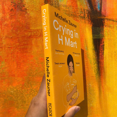 Sách - Crying in H Mart by Michelle Zauner: The Number One New York Times Bestseller - English Memoir / Biography - Sách Ngoại văn Nhập khẩu