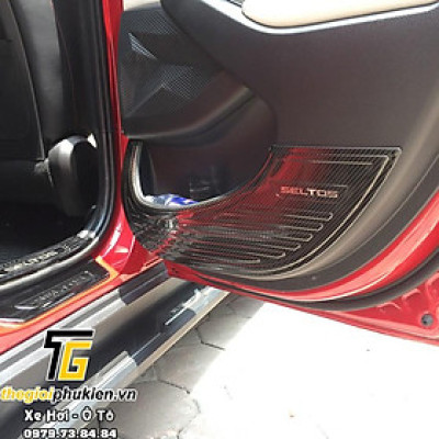 Ốp chống xước Tapli, Táp li cửa Kia Seltos 2020 vân Carbon