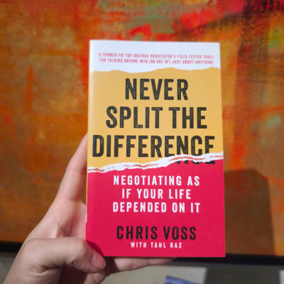 Sách - Never Split the Difference: Negotiating As If Your Life Depended On It by Chris Voss - Mass Market Paperback US - Ngoại văn nhập khẩu