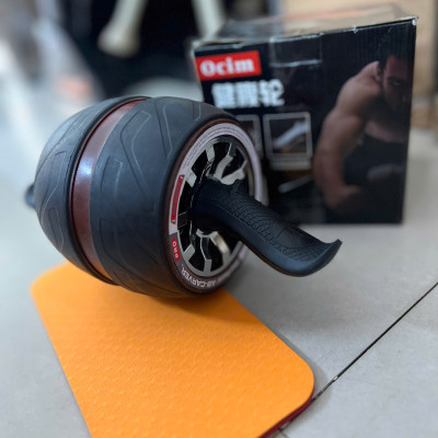 Con lăn tập cơ bụng AB Carver Pro kèm thảm kê gối tiện dụng, có lò xo đàn hồi giúp việc tập luyện trở lên dễ dàng hơn.