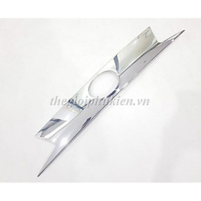 Ốp trang trí tay mở cốp sau Toyota Innova 2017-2019