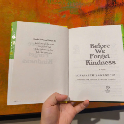 Sách - Before We Forget Kindness: A Reflective Novel Exploring Memories, Family Bonds and Forgiveness from a Magical Café ― BÌA CỨNG US