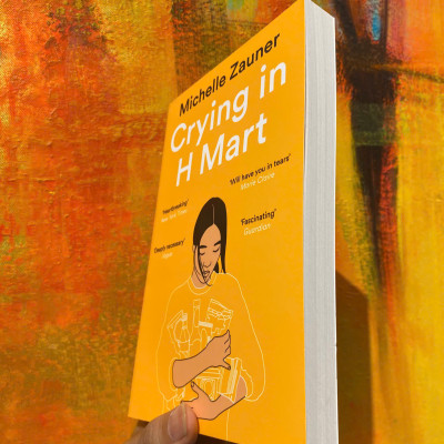 Sách - Crying in H Mart by Michelle Zauner: The Number One New York Times Bestseller - English Memoir / Biography - Sách Ngoại văn Nhập khẩu