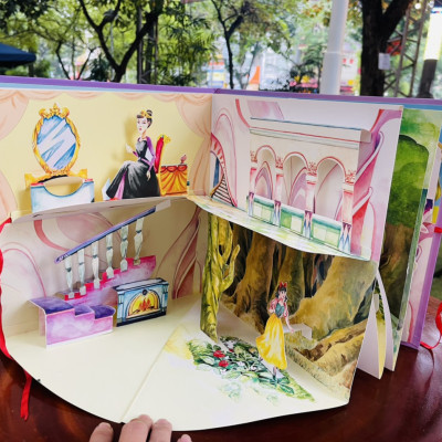 [phiên bản pop-up dựng hình in màu toàn bộ] (bìa cứng) NÀNG BẠCH TUYẾT VÀ 7 CHÚ LÙN - Truyện cổ Grimm - TrươngPhuongBooks