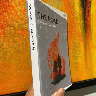 Sách - The Road: Pulitzer Prize Winner & National Bestseller by Cormac McCarthy - English Novel / Sách Ngoại văn Nhập khẩu