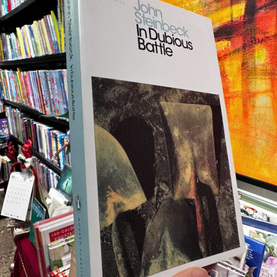 Sách - In Dubious Battle by John Steinbeck - Penguin Modern Classics - Sách Ngoại Văn