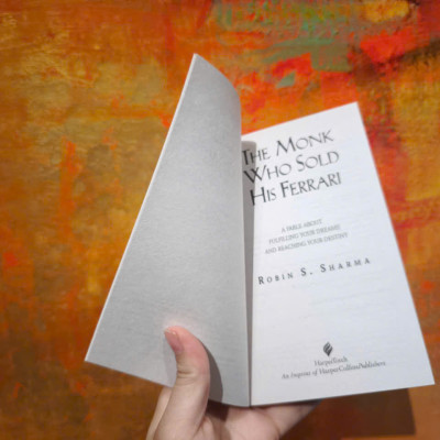 Sách - The Monk Who Sold His Ferrari: A Fable About Fulfilling Your Dreams & Reaching Your Destiny by Robin Sharma - KHỔ POCKET