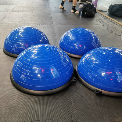 Bóng tập thăng bằng Bosu, bóng tập thể lực tích hợp thêm dây kéo thể lực đàn hồi hỗ trợ các bài tập gym, yoga an toàn