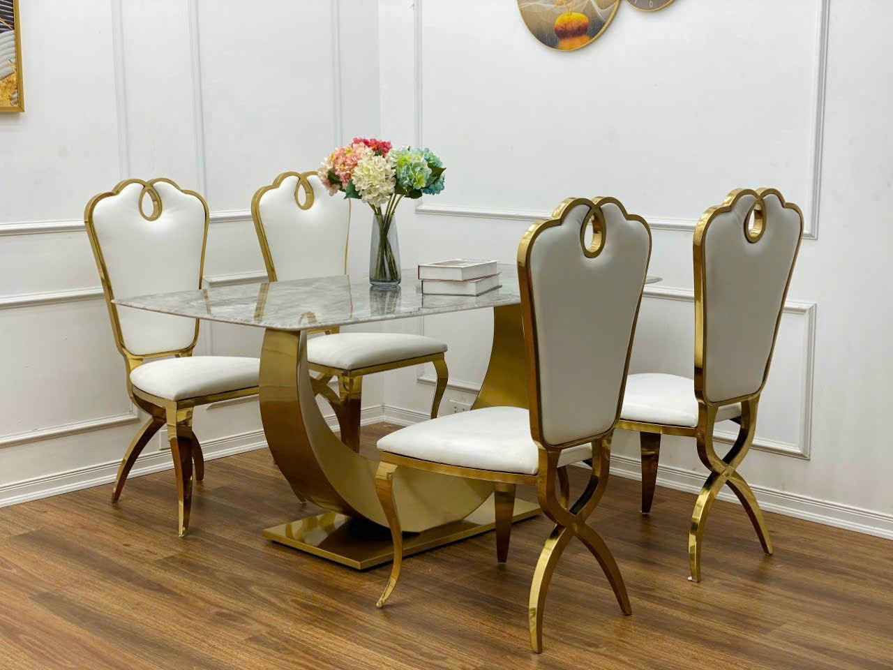 Bộ bàn ăn Juno Sofa khung cánh cung mạ PVD 1m6, ghế Queen 4 cái kèm theo và mặt đá chất lượng
