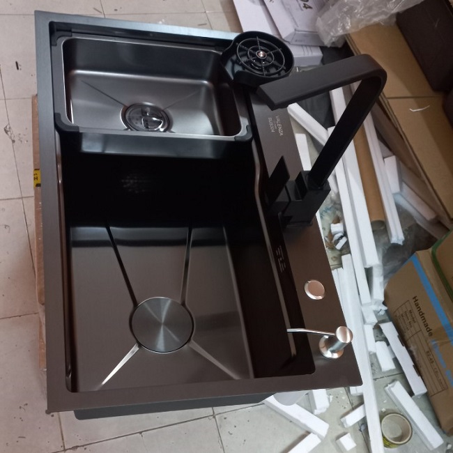 Combo chậu rửa chén bát 1 hố lớn Valenza size 7846 sus304 nano đen kháng khuẩn kèm vòi rửa bát nano Vuông Valenza sus304, bộ xả to ngăn mùi, khay inox kín-TẶNG BÌNH NƯỚC RỬA CHÉN
