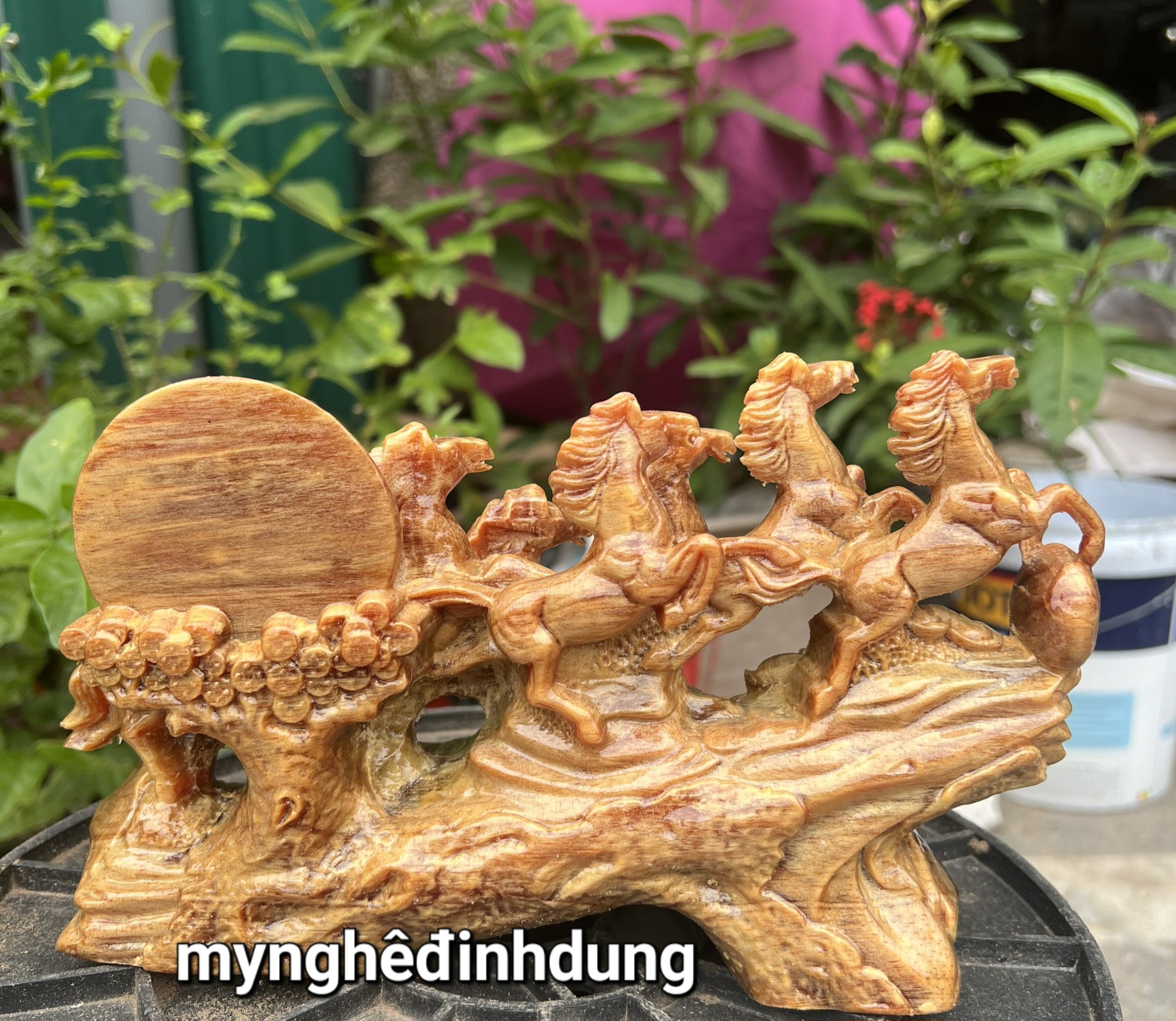 Tượng cầu bát mã đáo thành công phong thủy cầu tài lộc bằng gỗ huyết long kt 25x15x9cm