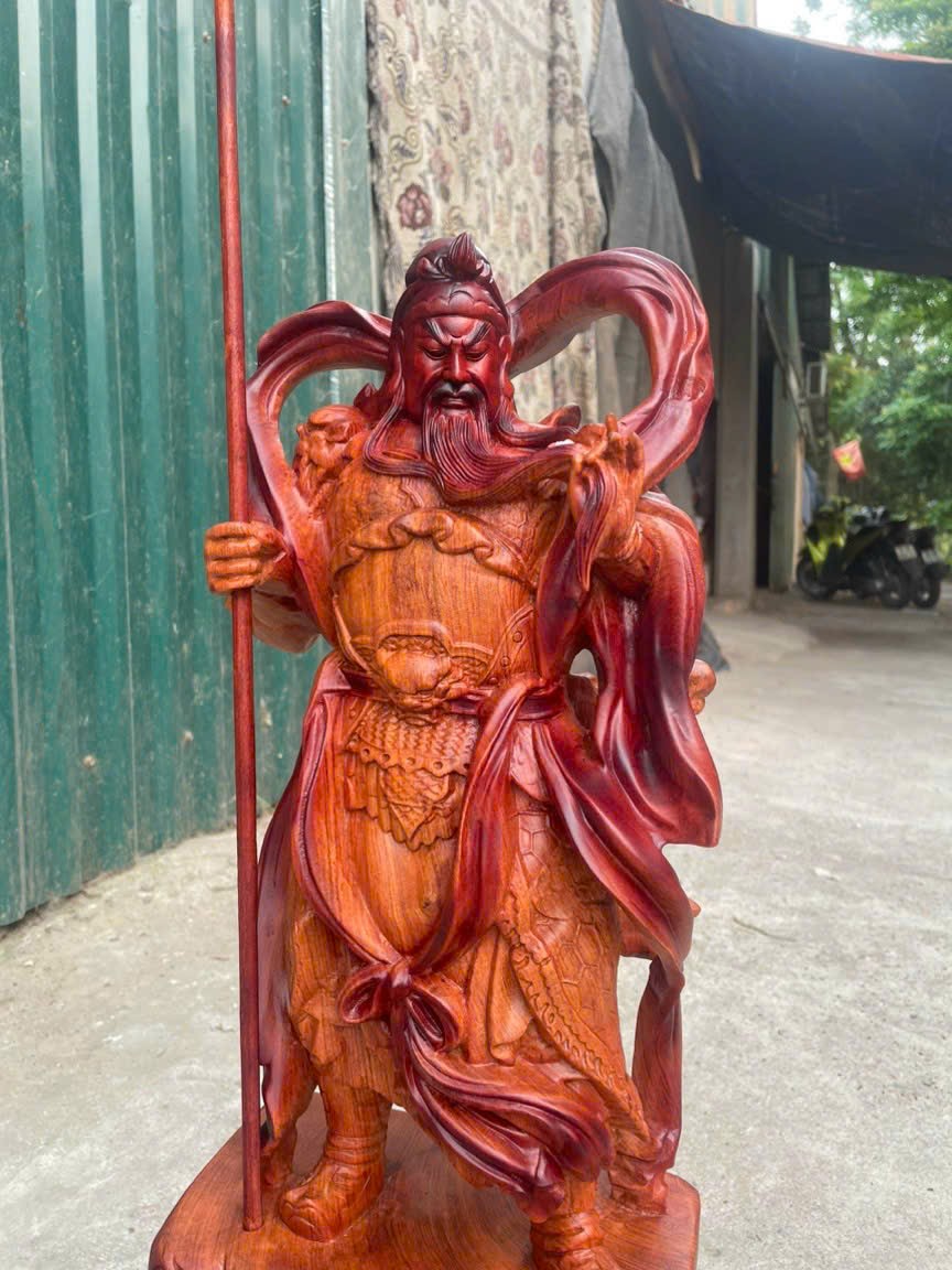 Tượng quan công công cầm đao trấn ải trang trí phòng khách bằng gỗ hương đá kt cao 60cm