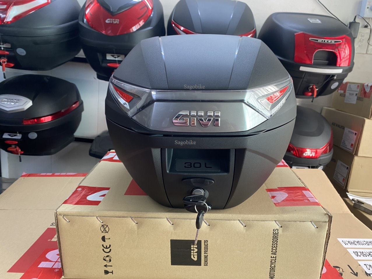 Thùng Givi C30NT thiết kế của Ý, thùng givi 30 lit kèm đế, ốc gắn