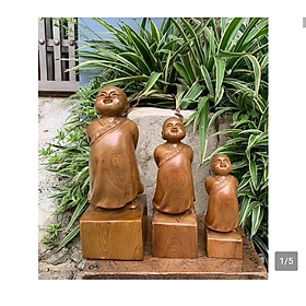 Tượng chú tiểu vạn sự tùy duyên bằng gỗ bách xanh thơm nức kt cao 16 cm  