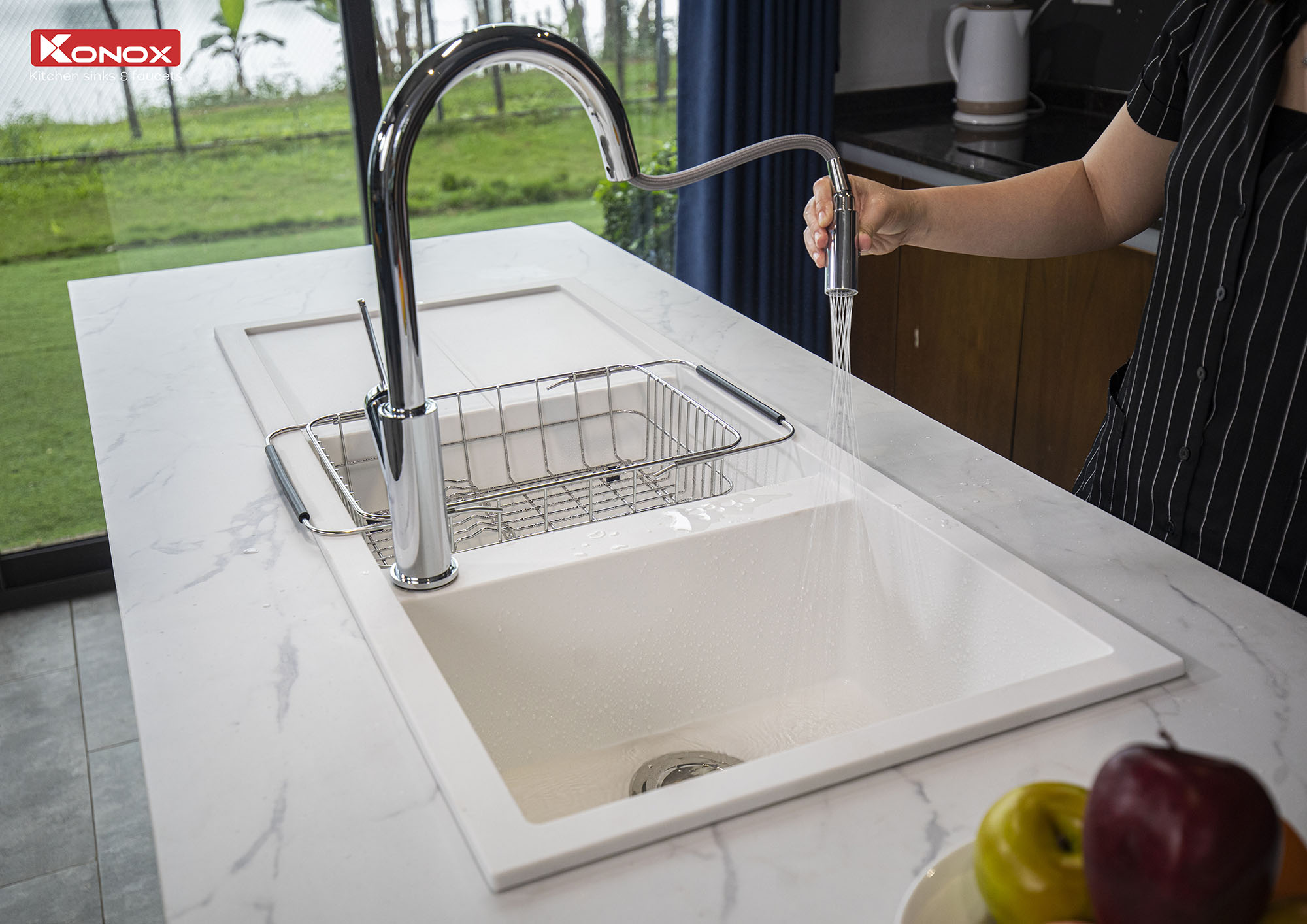 Vòi rửa bát kéo dây Konox, Model Ponte Grey, 4 phiên bản màu, Bề mặt mạ PVD 5 lớp cao cấp, Lõi đồng tiêu chuẩn CW617N, Linh kiện phụ trợ dòng chảy nhập khẩu châu Âu, Bảo hành chính hãng 5 năm, Hàng chính hãng