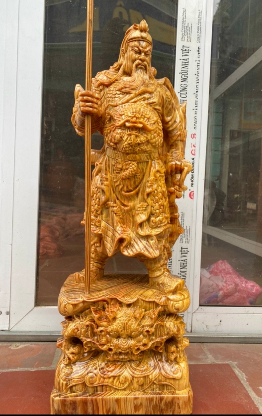 Tượng quan công cầm đao trấn ải bằng gỗ huyết long mọng dầu kt cao 50×20×13cm
