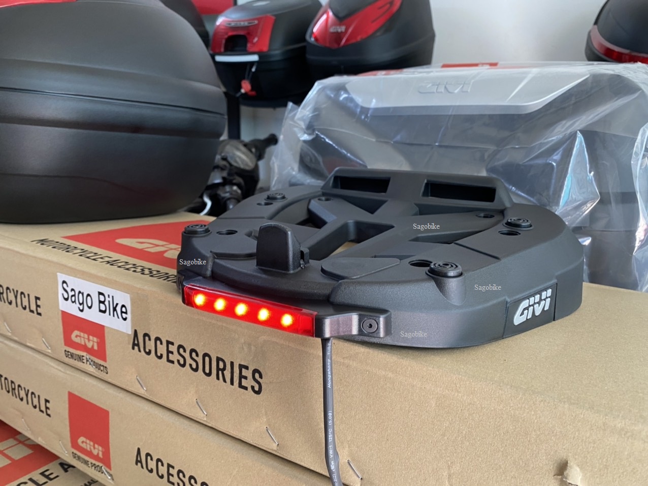 Đế đệm Givi M7MN-S có đèn stop, đệm nhựa thích hợp gắn các loại thùng Givi