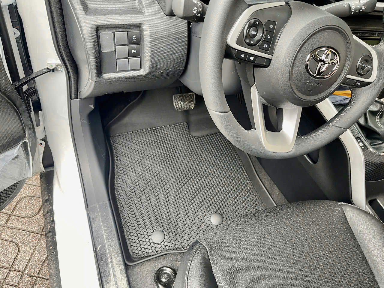 Thảm ô tô sd3 2 lớp dạng lưới lục giác Toyota Raize 2022-nay màu đen bề mặt cao su siêu sạch - Nhãn hiệu Macsim