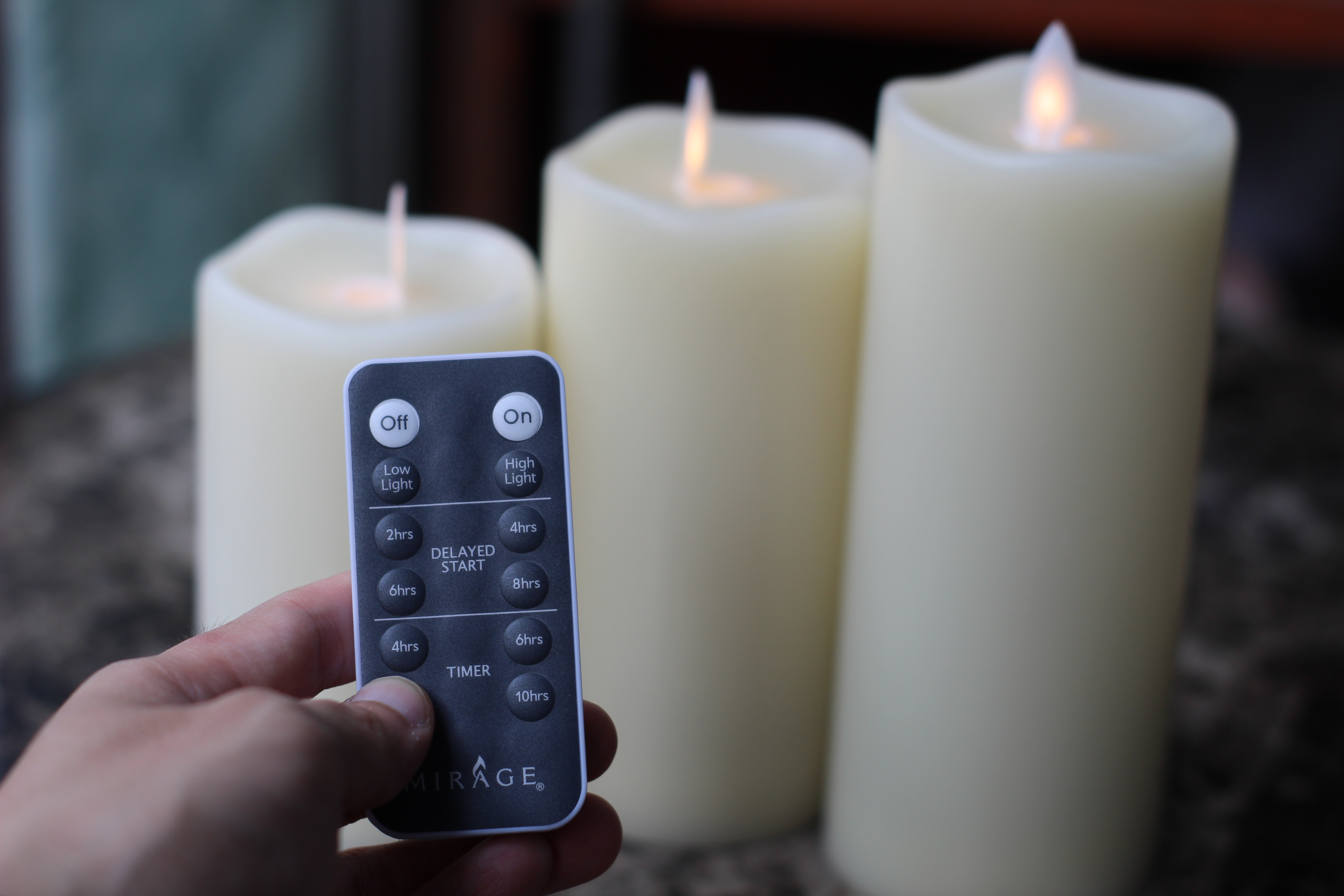 Nến điện tử R2D làm bằng sáp nến thật cao cấp, có remote điều khiển từ xa.