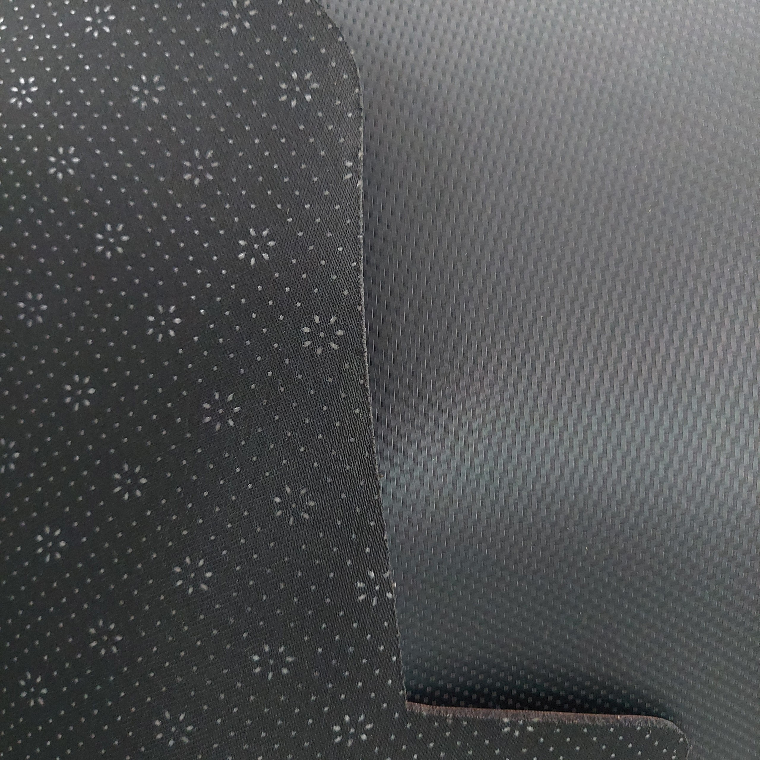 Thảm da Taplo vân Carbon Cao cấp dành cho xe Nissan Navara 2015 - 2019 có khắc chữ Nissan Navara và cắt bằng máy lazer