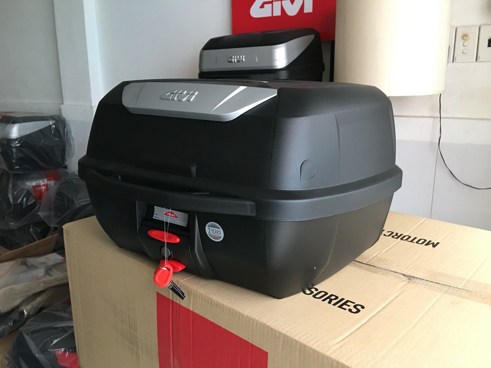 Thùng Givi E43NTL kèm đế đệm, ốc gắn, thùng Givi 43 lit gắn cho xe máy