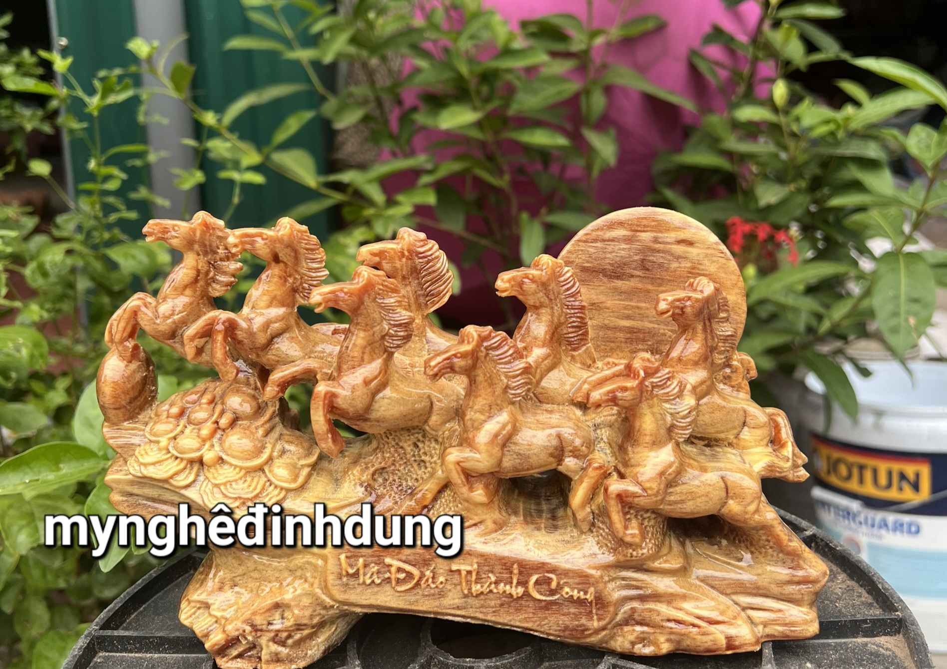 Tượng cầu bát mã đáo thành công phong thủy cầu tài lộc bằng gỗ huyết long kt 25x15x9cm