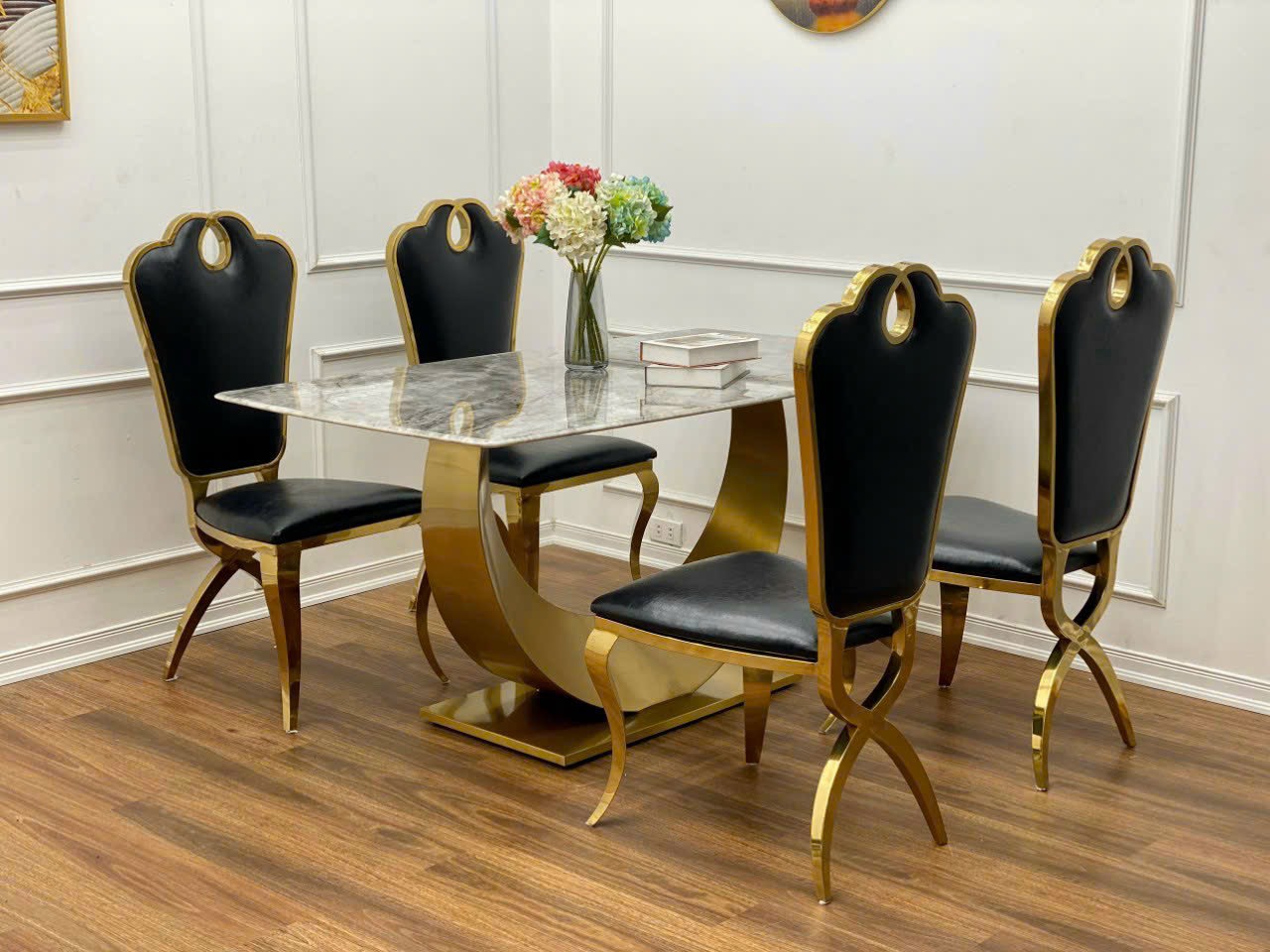 Bộ bàn ăn Juno Sofa khung cánh cung mạ PVD 1m6, ghế Queen 4 cái kèm theo và mặt đá chất lượng