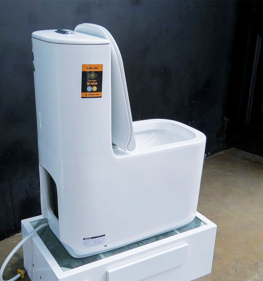Bồn cầu 1 khối cao cấp tiêu chuẩn xuất Châu Âu, men Nano tuyết bóng sáng, nắp đóng siêu êm, 2 chế độ xả Eurolife EL-LUX 0313 (Trắng). Mẫu độc quyên của Eurolife tại thị trường Việt Nam.