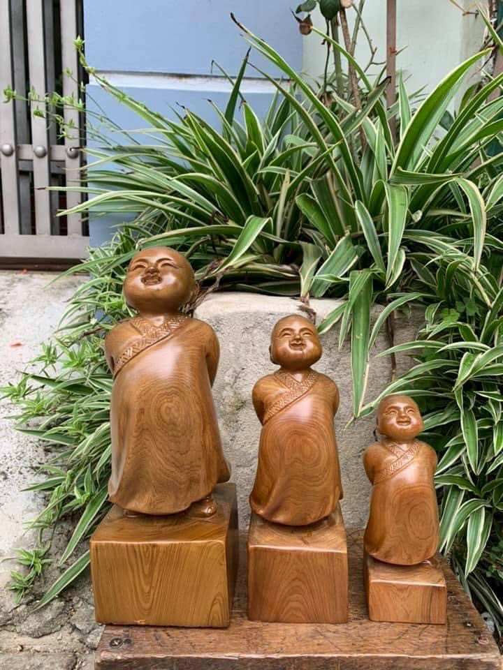 Tượng chú tiểu tùy duyên bằng gỗ bách xanh thơm nức kt cao 40×15×13cm