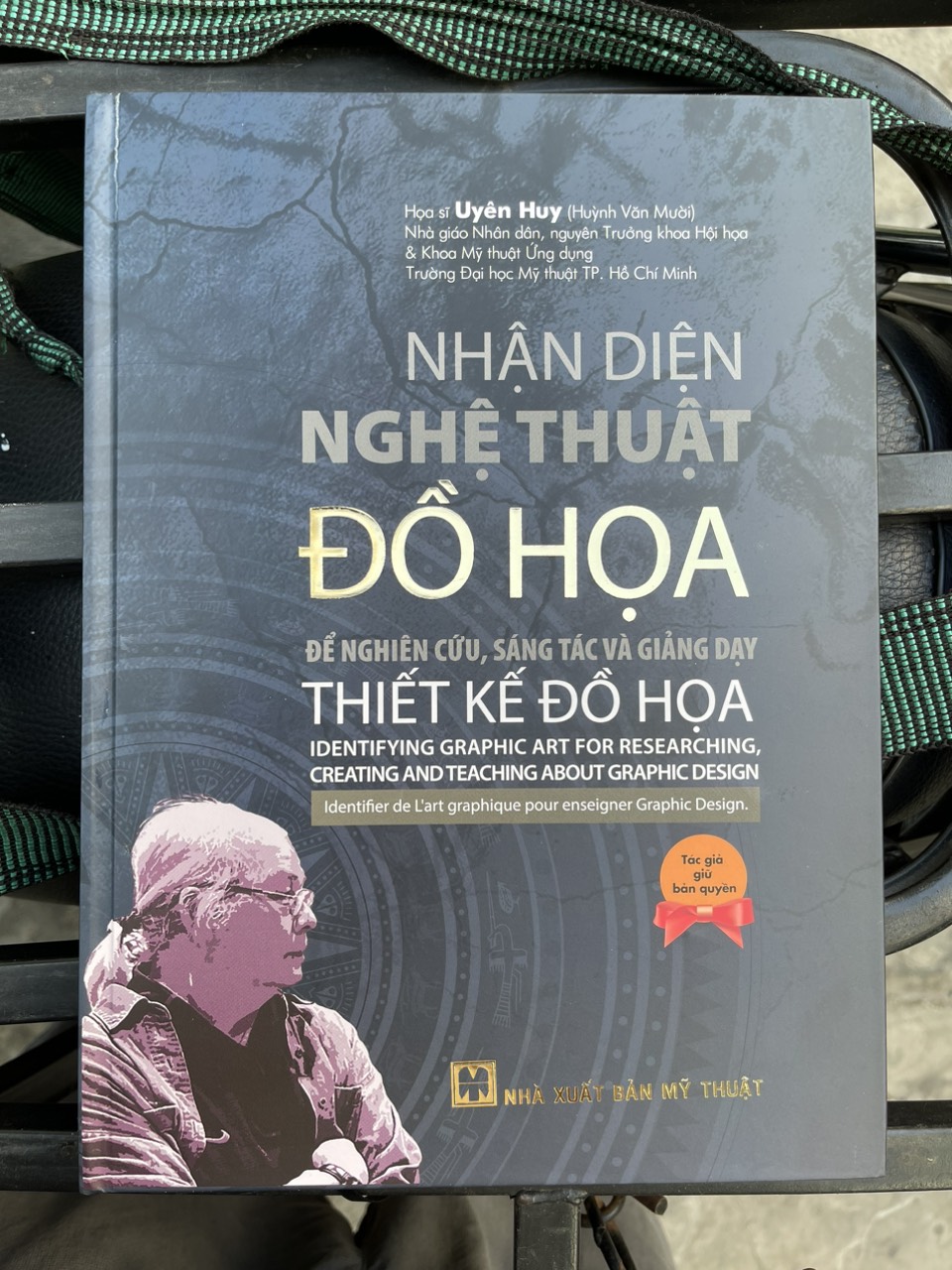 Sách - Nhận Diện Nghệ Thuật Đồ Họa - Để nghiên cứu , sáng tác và giảng dạy Thiết Kế Đồ Họa ( Tặng kèm sổ tay xương rồng )